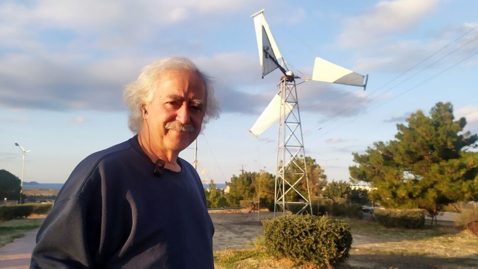 Ο καθηγητής Δημήτρης Χρηστάκης, μπροστά στο πρωτότυπο του ανεμουργού, που λειτουργεί στο ΕΛΜΕΠΑ